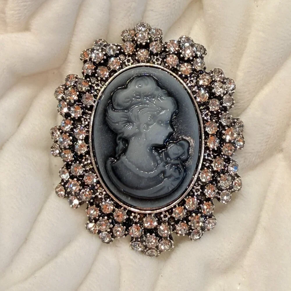 Black and blue cameo brooch with rhinestones - Picture 1 of 4